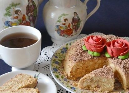 Печенье - 250 г, масло сливочное - 150 г, сгущенка вареная - 180 г. Масло и сгущенку перемешаем и взобьем миксером, чтобы получилась однородная масса. Печенье разломаем на кусочки, пройдемся по нему картофелемялкой. Часть печенья измельчится в крошку, часть останется в кусочках. Все печенье в крошку измельчать не надо. Печенье высыпаем к сгущенке. Массу перемешаем. Сформируем торт. Печенье - 250 г, масло сливочное - 150 г, сгущенка вареная - 180 г. Масло и сгущенку перемешаем и взобьем миксером, чтобы получилась однородная масса. Печенье разломаем на кусочки, пройдемся по нему картофелемялкой. Часть печенья измельчится в крошку, часть останется в кусочках. Все печенье в крошку измельчать не надо. Печенье высыпаем к сгущенке. Массу перемешаем. Сформируем торт.