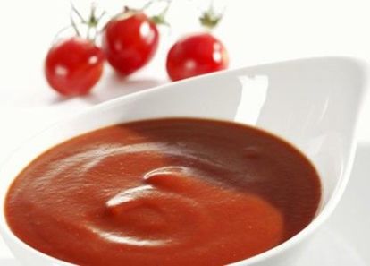 10 крупных мясистых помидоров, 4 сладких яблока, 1 ч.л. молотого чёрного перца (без горки), ½ ч.л. молотой корицы, 1 ч.л. молотого мускатного ореха (без горки), ½ ч.л. молотого острого красного перца, ½ ч.л. соли, 1 ч.л. мёда, 2 ст.л. 9% уксуса, 3 крупных зубчика чеснока. Помидоры нарезать, сложить в кастрюлю, потушить под крышкой до мягкости и протереть через сито. Яблоки нарезать, также потушить до мягкости под крышкой и протереть через сито. Соединить томатное и яблочное пюре в кастрюльке, поставить на медленный огонь и тушить до густоты примерно 10 минут. Затем добавить перец, корицу, мускатный орех, соль, мёд и варить ещё 10 минут. Добавить уксус, измельчённый чеснок, проварить ещё 5 минут и тотчас разложить по стерилизованным баночкам. Закатать. 10 крупных мясистых помидоров, 4 сладких яблока, 1 ч.л. молотого чёрного перца (без горки), ½ ч.л. молотой корицы, 1 ч.л. молотого мускатного ореха (без горки), ½ ч.л. молотого острого красного перца, ½ ч.л. соли, 1 ч.л. мёда, 2 ст.л. 9% уксуса, 3 крупных зубчика чеснока. Помидоры нарезать, сложить в кастрюлю, потушить под крышкой до мягкости и протереть через сито. Яблоки нарезать, также потушить до мягкости под крышкой и протереть через сито. Соединить томатное и яблочное пюре в кастрюльке, поставить на медленный огонь и тушить до густоты примерно 10 минут. Затем добавить перец, корицу, мускатный орех, соль, мёд и варить ещё 10 минут. Добавить уксус, измельчённый чеснок, проварить ещё 5 минут и тотчас разложить по стерилизованным баночкам. Закатать.