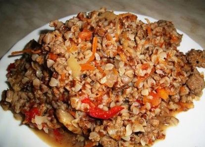 Гречка по-купечески. Гречку промыть. Смазать сковороду маслом (можно даже сливочным) и высыпать туда крупу, подсушить на среднем огне. Натереть морковь, порезать лук. Обжарить вместе с фаршем. Обжарить. Добавить томатную пасту. К мясу выложить гречку, залить водой, отварить до готовности. Гречка по-купечески. Гречку промыть. Смазать сковороду маслом (можно даже сливочным) и высыпать туда крупу, подсушить на среднем огне. Натереть морковь, порезать лук. Обжарить вместе с фаршем. Обжарить. Добавить томатную пасту. К мясу выложить гречку, залить водой, отварить до готовности.