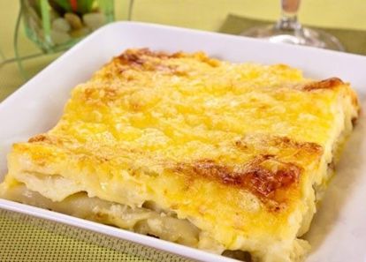 Каннеллони с мясной начинкой. Лук мелко нарезать. Чеснок мелко нарезать. С помидоров снять шкурку, нарезать небольшими кубиками. Лук и чеснок обжарить на растительном масле до золотистого цвета. Добавить фарш, хорошо обжарить. Добавить помидоры, посолить, поперчить, жарить 10–15 минут. Приготовить соус Бешамель. Сливочное масло растопить. Добавить муку, немного обжарить. Затем влить молоко, посолить, поперчить, варить до загустения (по консистенции соус должен напоминать жидкую сметану). Сыр натереть на средней терке. Каннеллони заполнить мясным фаршем. В форму для запекания выложить половину соуса бешамель. Выложить каннеллони. Выложить оставшийся соус. Поставить в духовку. Запекать при температуре 180 градусов в течение 30 минут. Затем посыпать сыром, запекать еще 10–15 минут. Каннеллони с мясной начинкой. Лук мелко нарезать. Чеснок мелко нарезать. С помидоров снять шкурку, нарезать небольшими кубиками. Лук и чеснок обжарить на растительном масле до золотистого цвета. Добавить фарш, хорошо обжарить. Добавить помидоры, посолить, поперчить, жарить 10–15 минут. Приготовить соус Бешамель. Сливочное масло растопить. Добавить муку, немного обжарить. Затем влить молоко, посолить, поперчить, варить до загустения (по консистенции соус должен напоминать жидкую сметану). Сыр натереть на средней терке. Каннеллони заполнить мясным фаршем. В форму для запекания выложить половину соуса бешамель. Выложить каннеллони. Выложить оставшийся соус. Поставить в духовку. Запекать при температуре 180 градусов в течение 30 минут. Затем посыпать сыром, запекать еще 10–15 минут.