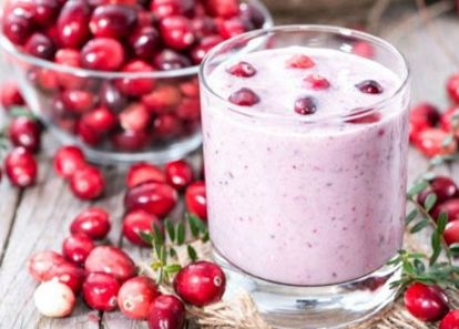 В блендере смешайте очищенный и нарезанный кусочками банан, клюкву, молоко и лед. Взбейте до однородного состояния и сразу подавайте. В блендере смешайте очищенный и нарезанный кусочками банан, клюкву, молоко и лед. Взбейте до однородного состояния и сразу подавайте.