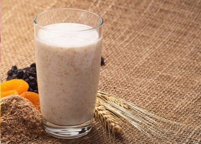 Курагу и изюм промыть, залить 1 стаканом горячей воды. Измельчить их с миндальным молоком, медом и овсяными хлопьями. Курагу и изюм промыть, залить 1 стаканом горячей воды. Измельчить их с миндальным молоком, медом и овсяными хлопьями.