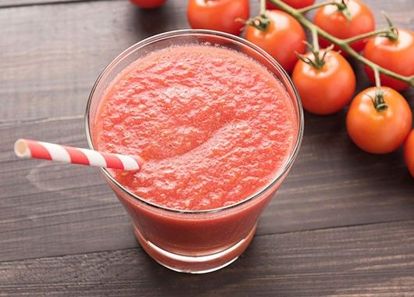 В чашу блендера влить по стакану морковного и томатного сока, добавить ломтики сладкого перца. Посолить, взбить в блендере.