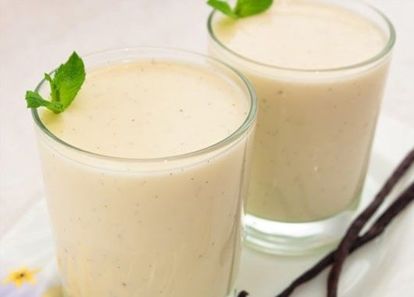 Ванильный десерт. 500 г густой сметаны,) 400 мл молока, 150 г сахара, 3 желтка, палочка ванили или 2 ч.л. ванильного сахара, 25 г желатина. Желатин замочить в 150 мл холодной кипяченой воды и оставить на то время, которое указано на упаковке. Молоко подогреть до комнатной температуры. Желтки растереть с сахаром. Добавить теплое молоко, перемешать. Поставить массу на водяную баню и нагревать, пока масса не начнет густеть (около 30 минут). Палочку ванили разрезать. Вынуть семена. В желтковую массу добавить ваниль (ванильный сахар тоже добавлять на этом этапе). Затем добавить желатин, нагревать до тех пор, пока желатин не растворится. Массу снять с огня. Немного охладить. После этого желтковую массу смешать со сметаной. Массу разлить в креманки (или любые подходящие формочки), поставить в холодильник на 3–4 часа. Ванильный десерт. 500 г густой сметаны,) 400 мл молока, 150 г сахара, 3 желтка, палочка ванили или 2 ч.л. ванильного сахара, 25 г желатина. Желатин замочить в 150 мл холодной кипяченой воды и оставить на то время, которое указано на упаковке. Молоко подогреть до комнатной температуры. Желтки растереть с сахаром. Добавить теплое молоко, перемешать. Поставить массу на водяную баню и нагревать, пока масса не начнет густеть (около 30 минут). Палочку ванили разрезать. Вынуть семена. В желтковую массу добавить ваниль (ванильный сахар тоже добавлять на этом этапе). Затем добавить желатин, нагревать до тех пор, пока желатин не растворится. Массу снять с огня. Немного охладить. После этого желтковую массу смешать со сметаной. Массу разлить в креманки (или любые подходящие формочки), поставить в холодильник на 3–4 часа.