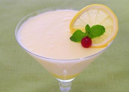Лимонный десерт. 18 перепелиных яиц, 150 г сахара, 300 г лимонов, 250 мл сливок 33–35%, 10 г желатина. Желатин замочить в 150 мл холодной кипяченой воды и оставить на 1 час. Затем желатин довести до кипения, но не кипятить. Из лимонов выжать сок (всего необходимо около 50 мл). Сливки взбить с 50 г сахара. Отделить желтки от белков. Желтки растереть с 50 г сахара. Белки взбить с 50 г сахара. Смешать желтки и желатин. Добавить сок, перемешать. Добавить сливки, перемешать. Добавить белки, аккуратно перемешать. Массу разлить в креманки и поставить в холодильник на 3–4 часа. Лимонный десерт. 18 перепелиных яиц, 150 г сахара, 300 г лимонов, 250 мл сливок 33–35%, 10 г желатина. Желатин замочить в 150 мл холодной кипяченой воды и оставить на 1 час. Затем желатин довести до кипения, но не кипятить. Из лимонов выжать сок (всего необходимо около 50 мл). Сливки взбить с 50 г сахара. Отделить желтки от белков. Желтки растереть с 50 г сахара. Белки взбить с 50 г сахара. Смешать желтки и желатин. Добавить сок, перемешать. Добавить сливки, перемешать. Добавить белки, аккуратно перемешать. Массу разлить в креманки и поставить в холодильник на 3–4 часа.