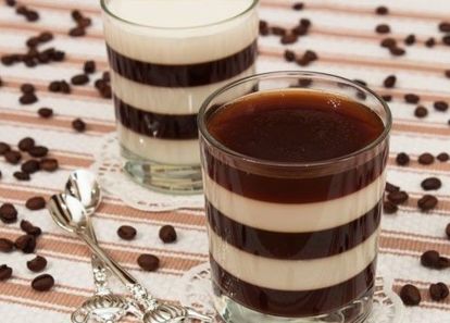 Кофейное желе с молоком. 500 мл кофе, 500 мл молока, сахар по вкусу, 20 г желатина. Желатин залить 200 мл холодной кипяченой воды и оставить на то время, которое указано на упаковке. В горячий кофе добавить сахар по вкусу, перемешать. Добавить половину желатина, перемешать. Молоко довести до кипения, добавить сахар по вкусу. Добавить оставшийся желатин, перемешать, убрать с огня. В креманки налить кофе с желатином, слоем 1–2 см. Поставить в холодильник до полного застывания (время зависит от качества желатина). На застывший кофейный слой налить молоко с желатином, слоем 1–2 см. Поставить в холодильник до полного застывания. На застывший молочный слой налить кофе с желатином, слоем 1–2 см. Поставить в холодильник до полного застывания. Заполнить, таким образом, креманки до верха. Кофейное желе с молоком. 500 мл кофе, 500 мл молока, сахар по вкусу, 20 г желатина. Желатин залить 200 мл холодной кипяченой воды и оставить на то время, которое указано на упаковке. В горячий кофе добавить сахар по вкусу, перемешать. Добавить половину желатина, перемешать. Молоко довести до кипения, добавить сахар по вкусу. Добавить оставшийся желатин, перемешать, убрать с огня. В креманки налить кофе с желатином, слоем 1–2 см. Поставить в холодильник до полного застывания (время зависит от качества желатина). На застывший кофейный слой налить молоко с желатином, слоем 1–2 см. Поставить в холодильник до полного застывания. На застывший молочный слой налить кофе с желатином, слоем 1–2 см. Поставить в холодильник до полного застывания. Заполнить, таким образом, креманки до верха.