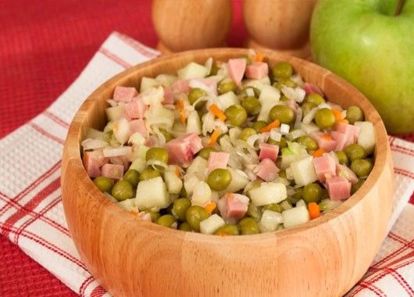 Лук порей нарезать полукольцами (репчатый мелко нарезать). Ветчину нарезать кубиками. Яблоко нарезать кубиками. Смешать капусту, ветчину, лук, яблоко, горошек (воду слить). Заправить маслом, перемешать. Лук порей нарезать полукольцами (репчатый мелко нарезать). Ветчину нарезать кубиками. Яблоко нарезать кубиками. Смешать капусту, ветчину, лук, яблоко, горошек (воду слить). Заправить маслом, перемешать.