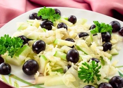Капусту мелко нашинковать. У яблока удалить сердцевину, нарезать соломкой, добавить сок половинки лимона, перемешать. Смешать капусту, яблоко, виноград. Заправить растительным маслом. Капусту мелко нашинковать. У яблока удалить сердцевину, нарезать соломкой, добавить сок половинки лимона, перемешать. Смешать капусту, яблоко, виноград. Заправить растительным маслом.