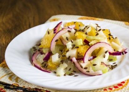 Яблоко очистить от кожицы и нарезать небольшими кубиками и смешать с лимонным соком. Апельсин очистить от шкурки,семечек и прожилок,мякоть нарезать. Сельдерей нарезать не крупно. Лук очистить и нарезать полукольцами. Всё соединить в миске,заправить растительным маслом,если нужно,то посолить,перемешать.При подаче посыпать семенами льна. Яблоко очистить от кожицы и нарезать небольшими кубиками и смешать с лимонным соком. Апельсин очистить от шкурки,семечек и прожилок,мякоть нарезать. Сельдерей нарезать не крупно. Лук очистить и нарезать полукольцами. Всё соединить в миске,заправить растительным маслом,если нужно,то посолить,перемешать.При подаче посыпать семенами льна.