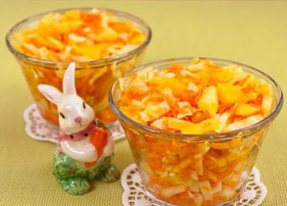Капусту нарезать соломкой. Апельсин почистить, дольки очистить от пленочек, мякоть нарезать небольшими кубиками. Морковь натереть соломкой. У яблок удалить сердцевину, нарезать соломкой. Смешать яблоки и сок половины лимона. Добавить капусту, апельсин, морковь, немного посолить. Заправить растительным маслом, хорошо перемешать. Капусту нарезать соломкой. Апельсин почистить, дольки очистить от пленочек, мякоть нарезать небольшими кубиками. Морковь натереть соломкой. У яблок удалить сердцевину, нарезать соломкой. Смешать яблоки и сок половины лимона. Добавить капусту, апельсин, морковь, немного посолить. Заправить растительным маслом, хорошо перемешать.