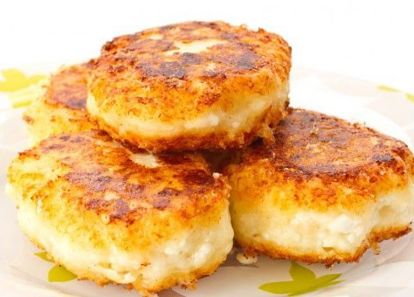 Картофель очистить от кожуры и, не разрезая, сварить в подсоленной воде. Сваренный картофель откинуть на сито или дуршлаг, дать воде стечь, переложить в миску и хорошо размять деревянным пестиком или ложкой. Мятый картофель перемешать с творогом, прибавить сырое яйцо, 1/2 стакана муки, сахар, соль. Все это хорошо размешать, выложить на стол, сделать из творожной массы лепешки, обвалять их в муке и с обеих сторон поджарить на масле до образования румяной корочки. Картофель очистить от кожуры и, не разрезая, сварить в подсоленной воде. Сваренный картофель откинуть на сито или дуршлаг, дать воде стечь, переложить в миску и хорошо размять деревянным пестиком или ложкой. Мятый картофель перемешать с творогом, прибавить сырое яйцо, 1/2 стакана муки, сахар, соль. Все это хорошо размешать, выложить на стол, сделать из творожной массы лепешки, обвалять их в муке и с обеих сторон поджарить на масле до образования румяной корочки.