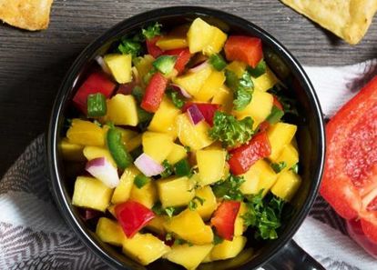 Манго очищаем и нарезаем мякоть кубиками. Очищаем и нарезаем лук, а также болгарский перец. Выкладываем манго, лук и перец в салатник, солим и перчим, поливаем соком лайма. Перемешиваем и посыпаем нарубленной петрушкой. Даем салату настояться 10 минут перед подачей. Манго очищаем и нарезаем мякоть кубиками. Очищаем и нарезаем лук, а также болгарский перец. Выкладываем манго, лук и перец в салатник, солим и перчим, поливаем соком лайма. Перемешиваем и посыпаем нарубленной петрушкой. Даем салату настояться 10 минут перед подачей.