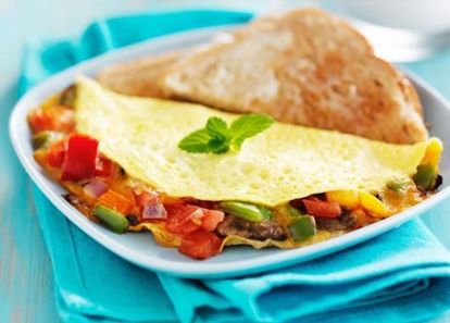 Очищаем и нарезаем картофель кубиками, опускаем в кипящую воду и варим 15 минут. Тем временем обжариваем лук и нарезанный перец. Взбиваем яйца и сливки в миске, добавляем картофель, лук и перец, соль и черный перец. Выливаем смесь в кастрюлю, дно которой следует предварительно смазать небольшим количеством оливкового масла. Жарим примерно 10 минут. Затем накрываем омлет тарелкой и переворачиваем, чтобы поджарить с другой стороны. Через 3 минуты убираем омлет с огня. Перед подачей посыпаем нарезанным зеленым луком. Очищаем и нарезаем картофель кубиками, опускаем в кипящую воду и варим 15 минут. Тем временем обжариваем лук и нарезанный перец. Взбиваем яйца и сливки в миске, добавляем картофель, лук и перец, соль и черный перец. Выливаем смесь в кастрюлю, дно которой следует предварительно смазать небольшим количеством оливкового масла. Жарим примерно 10 минут. Затем накрываем омлет тарелкой и переворачиваем, чтобы поджарить с другой стороны. Через 3 минуты убираем омлет с огня. Перед подачей посыпаем нарезанным зеленым луком.