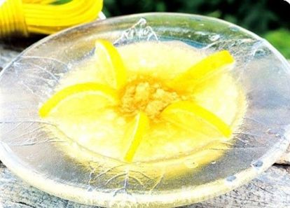 9. Десерт с лимоном.  1-1.5 кг дыни, 2-3 ст.л. сахара, лимон. Дыню нарезать кубиками, снять цедру с лимона, отжать из мякоти сок, приготовить из сока лимона и сахара густой сироп, добавить в него 1-2 ст.л. цедры лимона, перемешать и дать смеси остыть. Полить приготовленным сиропом нарезанную дыню, перед подачей выдержать десерт полчаса.
