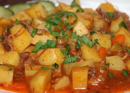 11. Тушенка с овощами. Обжарить на жире из банки нарезанные кубиками кабачки и баклажаны, переложить их в другую посуду. Спассеровать мелко нарезанный лук до золотистого цвета, соединить его с жареными овощами добавить зеленый горошек, все перемешать, разровнять, сверху уложить слой свиной тушенки, добавить немного воды и протушить на медленном огне в течение 10-15 минут не перемешивая. 11. Тушенка с овощами. Обжарить на жире из банки нарезанные кубиками кабачки и баклажаны, переложить их в другую посуду. Спассеровать мелко нарезанный лук до золотистого цвета, соединить его с жареными овощами добавить зеленый горошек, все перемешать, разровнять, сверху уложить слой свиной тушенки, добавить немного воды и протушить на медленном огне в течение 10-15 минут не перемешивая.
