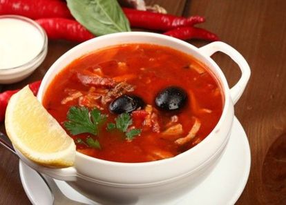 10. Солянка. Картофель почистить, крупно нарезать и залить 3 литрами кипятка. Довести до кипения, поварить 7 минут. Тем временем обжарить тушенку с помидорами. Добавить в суп. И на той же сковороде обжарить колбасу. Положить в суп дольки лимона, нарезанные кружками оливки и копчености. Посолить и поперчить. Выключить и дать настояться 10 минут. 10. Солянка. Картофель почистить, крупно нарезать и залить 3 литрами кипятка. Довести до кипения, поварить 7 минут. Тем временем обжарить тушенку с помидорами. Добавить в суп. И на той же сковороде обжарить колбасу. Положить в суп дольки лимона, нарезанные кружками оливки и копчености. Посолить и поперчить. Выключить и дать настояться 10 минут.
