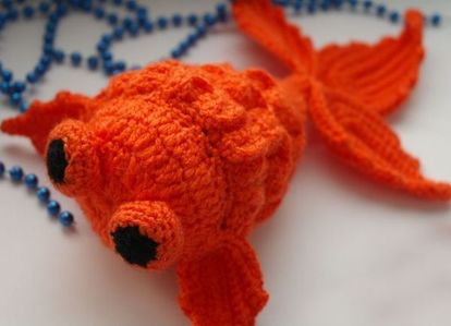 Золотая рыбка, связанная крючком. Может быть использована в качестве игрушки на елку. Выполняется в технике амигуруми. Золотая рыбка, связанная крючком. Может быть использована в качестве игрушки на елку. Выполняется в технике амигуруми.