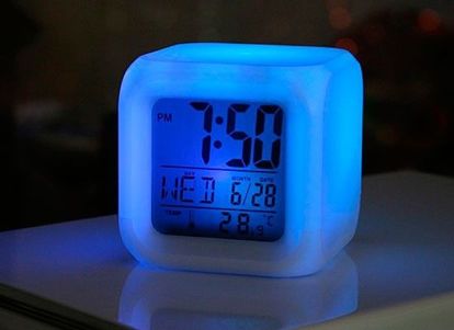 Замечали ли вы когда-нибудь, что долгое сидение за компьютером в офисе делает вас раздражительными и нервными? Если это так, то самое время позаботиться о каких-нибудь элементах интерьера, которые могут принести расслабление и избавление от стресса. В этом могут помочь антистрессовый будильник часы MoodiCare Clock. Его секрет в том, что они светятся приятным светом и постоянно изменяют цвет: с красного на фиолетовый, с голубого на зеленый и т.д. (всего семь цветов).