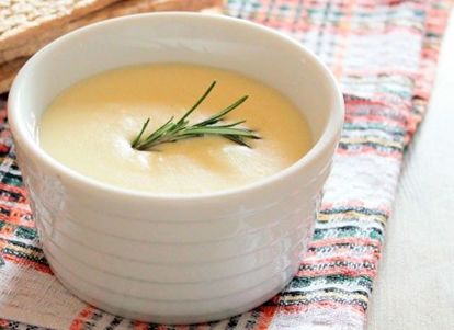 12. Сыр, муку, масло, немного горчицы, перца и соли смешать на медленном огне. Снять с огня, добавить немного молока (1 - 2 стол. ложки), перемешать до получения однородной массы. Добавить еще молока. Поставить на огонь, дать прокипеть 2 - 3 минуты, постоянно помешивая. Снять с огня. Соус готов. 12. Сыр, муку, масло, немного горчицы, перца и соли смешать на медленном огне. Снять с огня, добавить немного молока (1 - 2 стол. ложки), перемешать до получения однородной массы. Добавить еще молока. Поставить на огонь, дать прокипеть 2 - 3 минуты, постоянно помешивая. Снять с огня. Соус готов.