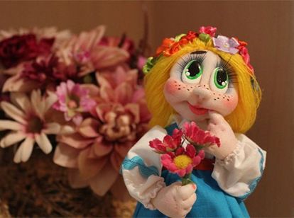 Для изготовления такой очаровашки понадобятся капрон и синтепон, атласные ленты, пряжа, лак, акриловые краски и хлопок. Для изготовления такой очаровашки понадобятся капрон и синтепон, атласные ленты, пряжа, лак, акриловые краски и хлопок.