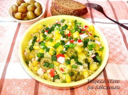 Салат с крабовыми палочками, оливками и огурцом