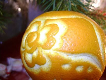 Гравировка цветка на кожуре апельсина. Думаю, многим ребятам было бы интересно найти такой фрукт в своём новогоднем подарке!