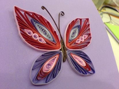 Не сложная и оригинальная бабочка, для создания которой пригодится бумага разных ярких цветов и разные формы завитков.