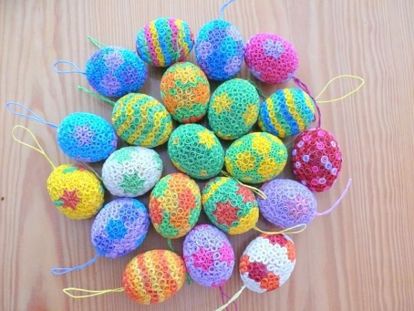 В канун праздника Пасхи практически все красят яйца, а если подумать об этом заранее, то в технике квиллинг можно сделать оригинальные сувениры.