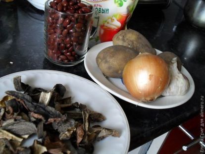 Салат с красной фасолью и сушеными грибами