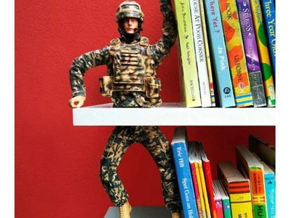 Еще один вариант держателя для книг. Необходимо фигурку разрезать на две части и приклеить каждую из них к краю полки. Готово! Еще один вариант держателя для книг. Необходимо фигурку разрезать на две части и приклеить каждую из них к краю полки. Готово!