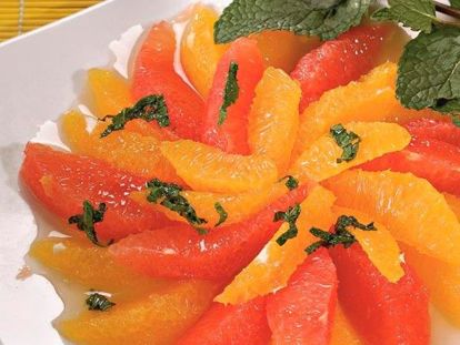 10. Десерт из апельсинов и грейпфрутов. Выложить дольки фруктов на блюдо. Измельчить мяту и смешать с апельсиновым соком и медом. Полить фрукты и поставить на 20 минут в холод. 10. Десерт из апельсинов и грейпфрутов. Выложить дольки фруктов на блюдо. Измельчить мяту и смешать с апельсиновым соком и медом. Полить фрукты и поставить на 20 минут в холод.