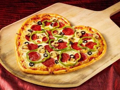 Если Вы хотите приготовить вкусную ароматную пиццу, используйте только свежие ингредиенты для начинки, замороженные продукты не дадут нужного аромата. Эти ингредиенты могут быть любыми на Ваш вкус, но согласно классическому варианту их должно быть не больше 3-4. Если Вы хотите приготовить вкусную ароматную пиццу, используйте только свежие ингредиенты для начинки, замороженные продукты не дадут нужного аромата. Эти ингредиенты могут быть любыми на Ваш вкус, но согласно классическому варианту их должно быть не больше 3-4.