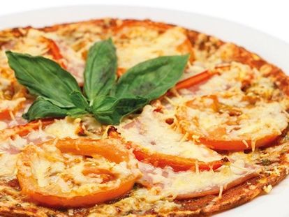 Мясо может добавляться в пиццу в виде обжаренных кусочков или фарша. В пиццу никогда не добавляют сырое мясо. Салями, чоризо, пеперони, бекон, ветчину, копчености нарезают ломтиками и кладут на тесто. Мясо может добавляться в пиццу в виде обжаренных кусочков или фарша. В пиццу никогда не добавляют сырое мясо. Салями, чоризо, пеперони, бекон, ветчину, копчености нарезают ломтиками и кладут на тесто.