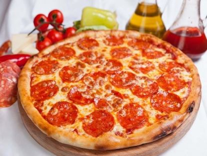 Пицца получится более вкусной, если противень для выпекания немного промазать оливковым маслом и припудрить мукой. Также сбрызнуть маслом необходимо и само тесто сверху – это будет препятствовать намоканию основы при сочной начинке. Если тесто смазывается томатным соусом, то сбрызгивать маслом его не нужно. Пицца получится более вкусной, если противень для выпекания немного промазать оливковым маслом и припудрить мукой. Также сбрызнуть маслом необходимо и само тесто сверху – это будет препятствовать намоканию основы при сочной начинке. Если тесто смазывается томатным соусом, то сбрызгивать маслом его не нужно.