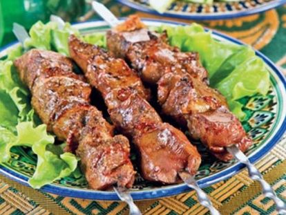 Вкуснее всего шашлык получается, если готовить его на углях из древесины фруктовых деревьев — груши, яблони, абрикоса, вишни, сливы. Также подойдет виноградная лоза, береза, липа или дуб. А вот ель, сосну и другие пихтовые, а также древесину клена, ольхи, тополя, осины, ивы брать нельзя. Вкуснее всего шашлык получается, если готовить его на углях из древесины фруктовых деревьев — груши, яблони, абрикоса, вишни, сливы. Также подойдет виноградная лоза, береза, липа или дуб. А вот ель, сосну и другие пихтовые, а также древесину клена, ольхи, тополя, осины, ивы брать нельзя.