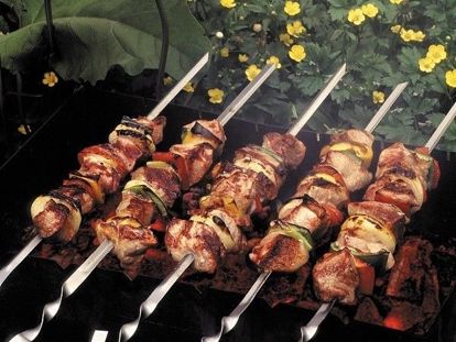 Если мясо блестит, это говорит о его водянистости и, как следствие, низком качестве. Поверхность куска мяса должна быть матовой (но не сухой). Если мясо блестит, это говорит о его водянистости и, как следствие, низком качестве. Поверхность куска мяса должна быть матовой (но не сухой).