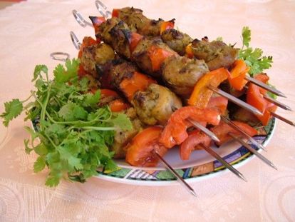 Куски мяса делайте не квадратными, а прямоугольными: так их проще будет надевать на шампур. Прием даст вам больше шансов прожарить шашлык равномерно. Куски мяса делайте не квадратными, а прямоугольными: так их проще будет надевать на шампур. Прием даст вам больше шансов прожарить шашлык равномерно.