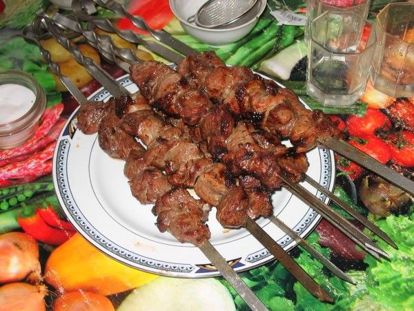 Чтобы размягчить жесткие куски мяса, добавьте в маринад нарезанный кусочками ананас, киви, папайю — эти фрукты обладают способностью размягчать белок, но мариновать мясо в таком случае нужно не дольше двух часов. Чтобы размягчить жесткие куски мяса, добавьте в маринад нарезанный кусочками ананас, киви, папайю — эти фрукты обладают способностью размягчать белок, но мариновать мясо в таком случае нужно не дольше двух часов.