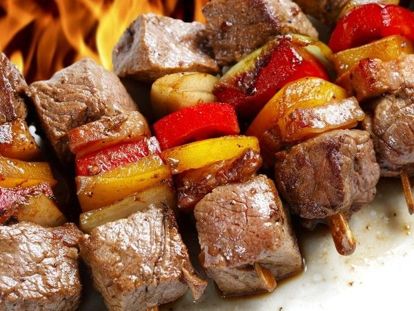 Чтобы сохранить вкус, полезные вещества и форму куска, мясо нужно резать перпендикулярно волокнам. Кстати, чем тоньше волокна, тем качественнее и вкуснее мясо. Чтобы сохранить вкус, полезные вещества и форму куска, мясо нужно резать перпендикулярно волокнам. Кстати, чем тоньше волокна, тем качественнее и вкуснее мясо.