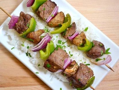 Ставить шашлык нужно на угли серого цвета. Красные угли сожгут мясо, черные — признак догорания. Идеальное расстояние от углей — 7–11 см. Ставить шашлык нужно на угли серого цвета. Красные угли сожгут мясо, черные — признак догорания. Идеальное расстояние от углей — 7–11 см.