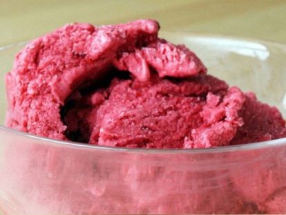 Ягодное мороженое. 1 пакет замороженных фруктов (малина), 0,5 стакана сахара, 0,75 стакана густых сливок, ваниль 1 ч.л. Взбить и охладить. Ягодное мороженое. 1 пакет замороженных фруктов (малина), 0,5 стакана сахара, 0,75 стакана густых сливок, ваниль 1 ч.л. Взбить и охладить.