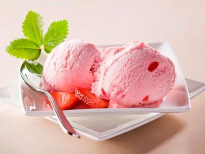 Клубничное мороженое. 500 г клубники, 3 яйца, 300 г сливок, 150 г сахара. Клубнику протереть через сито. Яичные желтки растереть с сахаром. Сливки взбить и соединить с клубничной массой и желтками. Полученной массой заполнить вазочки и заморозить. Перед подачей украсить клубникой. Клубничное мороженое. 500 г клубники, 3 яйца, 300 г сливок, 150 г сахара. Клубнику протереть через сито. Яичные желтки растереть с сахаром. Сливки взбить и соединить с клубничной массой и желтками. Полученной массой заполнить вазочки и заморозить. Перед подачей украсить клубникой.
