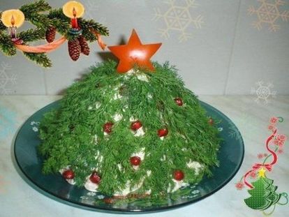 Салат в форме праздничной елки. Ветви елки выложены из укропа, звезда вырезана из болгарского перца, елочные украшения из зерен граната.