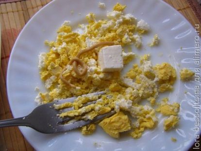 закуска с икрой и семгой, желток и брынза