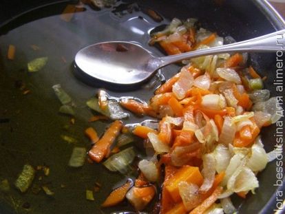 суп диетический, жарим лук и морковь