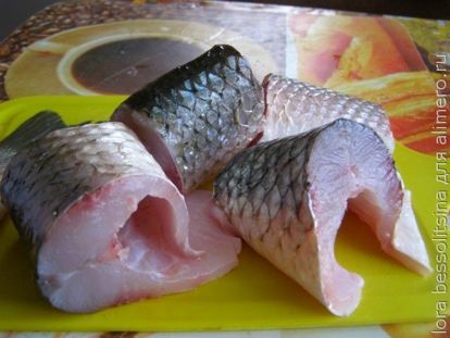 пиленгас в кляре с овощами, куски рыбы