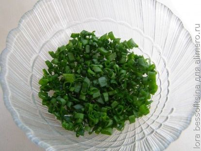 пиленгас в кляре с овощами, лук зеленый