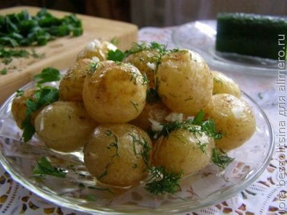 молода картошка, с чесноком и зеленью