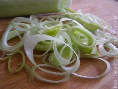 салат со шпинатом, лук порей