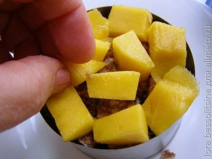 десерт с черной смородиной, манго в форме